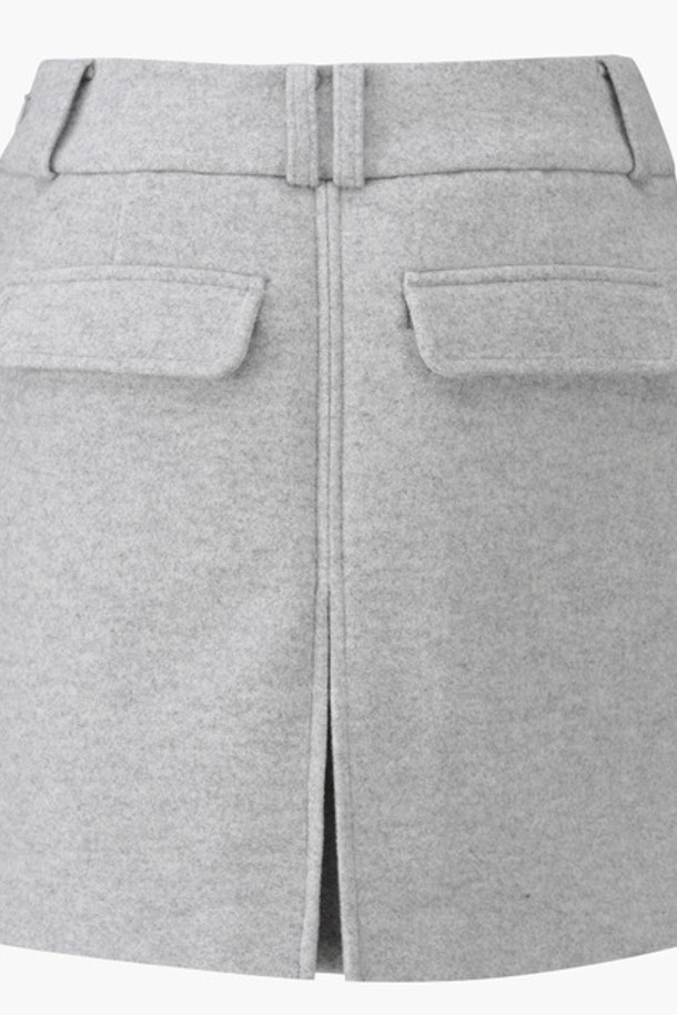 여성 포켓 포인트 A라인 스커트 (DP42WFSKO1)는 봄, 가을 시즌에 골프룩으로 활용하기 좋은 스커트입니다. 스포티하고 미니멀한 스타일의 A라인 핏으로, 슬림하게 떨어지는 실루엣을 연출합니다.  BLKG, MLGG 두 가지 색상으로 출시되었으며,  패치 포켓 디자인과 본딩 원단으로 기능성을 더했습니다.  나일론, 폴리에스터, 폴리우레탄, 레이온, 아크릴 등의 혼용 소재로 제작되어 방풍 및 생활 방수 기능을 갖춘 것이 특징입니다. 미니스커트 타입으로 활동적인 움직임에도 편안함을 제공합니다.
