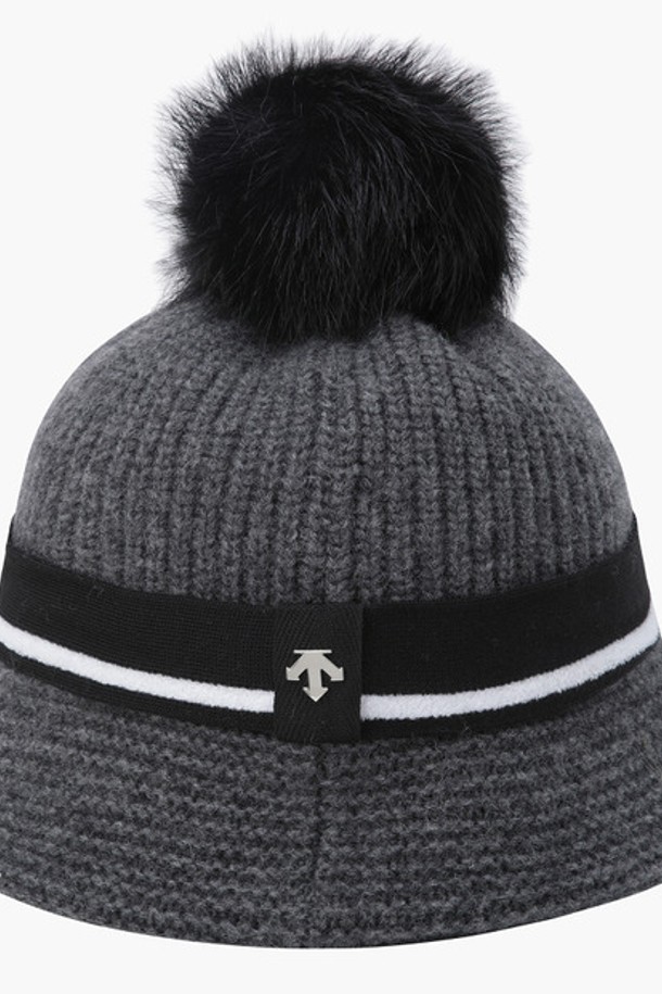 여성 니트 폼 버킷햇 (DP42WFCPO4)은 부드러운 감촉과 따뜻함을 선사하는 겨울철 필수 아이템입니다. 울, 폴리아미드, 폴리에스터, 모달아크릴, 비스코스 등 다양한 소재를 혼방하여 제작되었으며, 두꺼운 두께감으로 보온성을 높였습니다. 기본적이면서도 세련된 무지 디자인에 폼 디테일을 더해 포인트를 주었으며, 폼은 탈부착이 가능하여 다양한 스타일을 연출할 수 있습니다. 미니멀, 클래식, 캐주얼 룩에 모두 잘 어울리며, 겨울 데일리룩, 산책룩, 카페룩 등 다채로운 TPO에 활용하기 좋습니다. 아이보리 & 그레이시 그린(IVYG)과 멜란지 라이트 그레이(MLGG) 두 가지 소프트한 컬러로 출시되었습니다.
