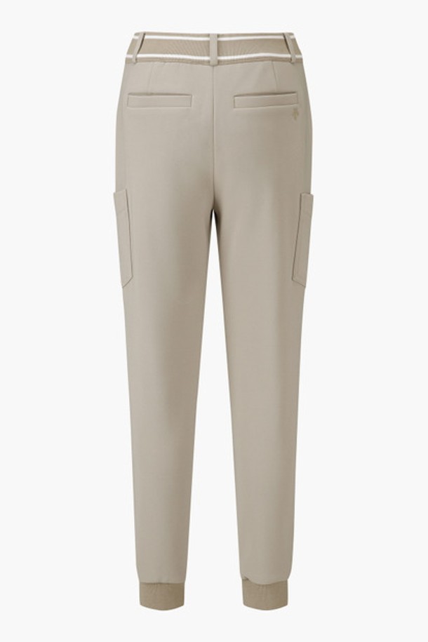 **여성 아웃포켓 조거 팬츠 (DP42WFPTO1)**는 부드러운 촉감의 폴리에스터, 폴리우레탄, 밍크 소재로 제작되어 따뜻하고 편안한 착용감을 제공합니다. 겨울 시즌 골프룩 또는 데일리룩으로 활용하기 좋은 아이템으로, 밍크 안감과 두꺼운 두께감으로 보온성을 높였습니다. 허리 밴딩과 밑단 시보리, 스트레치성이 더해져 활동성을 보장하며, 아웃포켓 디테일로 실용성을 더했습니다. 베이직하면서도 스포티한 스타일을 연출하여 다양한 상의와 매치하기 용이합니다. BEGG, BLKG 두 가지 컬러로 출시되었습니다.
