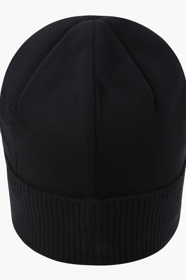 남성 니트 캐시미어 블렌딩 비니 (DP42MFCPO5)는 겨울철 골프 라운딩과 데일리룩 모두에 잘 어울리는 남성용 모자입니다. 부드러운 촉감의 캐시미어 블렌딩(5%)과 니트 기모 안감으로 보온성을 높였습니다. 무지 디자인에 두꺼운 두께감으로 클래식하면서 미니멀한 스타일을 연출합니다. 블랙그레이(BLKG)와 그레이그레이(GRYG) 두 가지 색상으로 출시되었으며, 모자 깊이는 21.6cm입니다. 골프 퍼포먼스 비니로, 추운 날씨에도 쾌적하게 라운딩을 즐길 수 있도록 도와줍니다.
