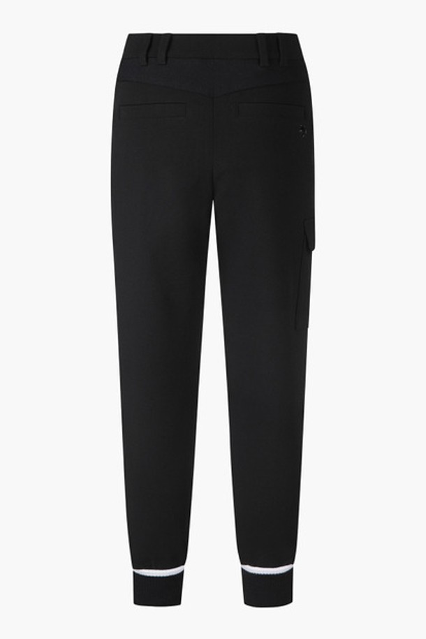 여성 사이드포켓 포인트 조거팬츠 (DP32WFPT94)는 골프, 일상 등 다양한 TPO에 활용 가능한 여성용 조거팬츠입니다. 스포티, 캐주얼, 미니멀 스타일을 아우르는 디자인으로, 사계절 내내 활용할 수 있습니다. 부드러운 촉감의 폴리에스터, 레이온, 폴리우레탄 혼방 소재로 제작되어 편안한 착용감을 제공하며, 레귤러핏으로 깔끔하게 떨어지는 실루엣을 연출합니다. 무지 디자인에 사이드 포켓 디테일과 니트 밑단, 밴딩 허리, 뛰어난 스트레치성을 갖춰 활동성과 스타일을 동시에 잡았습니다.
