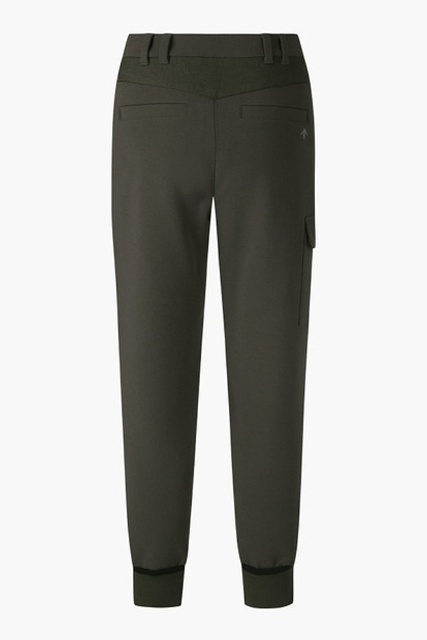 여성 사이드포켓 포인트 조거팬츠 (DP32WFPT94)는 골프 및 일상복으로 활용 가능한 여성용 조거팬츠입니다. 부드러운 촉감의 폴리에스터, 레이온, 폴리우레탄 혼방 소재로 제작되어 사계절 내내 편안하게 착용할 수 있습니다. 스포티와 캐주얼 스타일 모두 소화 가능하며, 허리 부분은 레귤러핏으로, 니트 밑단과 사이드 포켓 디테일이 특징입니다. 무지 디자인에 DKHG, BLKG 두 가지 컬러로 출시되어 다양한 상의와 매치하기 좋습니다. 신축성이 우수하여 활동성을 높였습니다.
