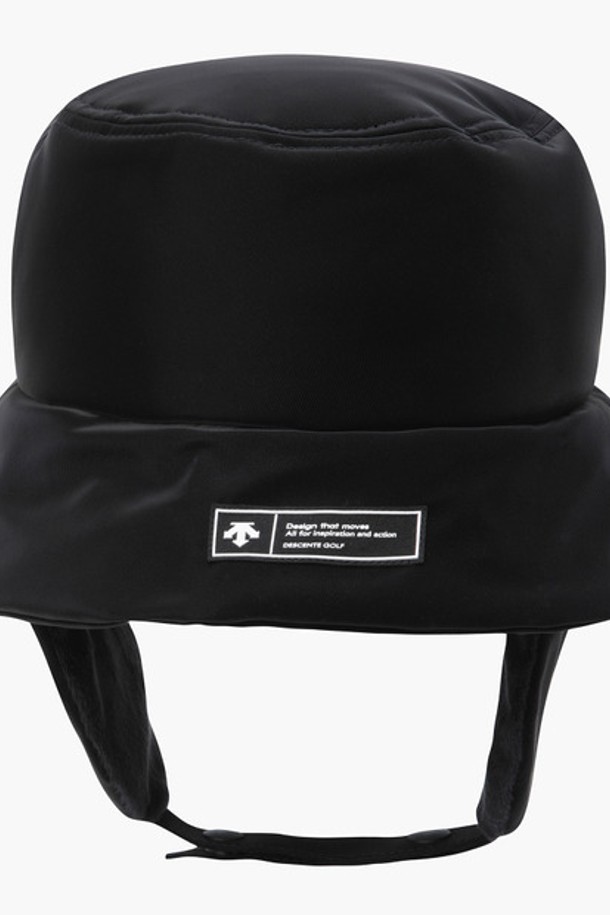 여성 귀달이 탈부착 패딩 발열 버킷햇 (DP42WFCPO3)는 겨울철 골프룩과 데일리룩에 모두 잘 어울리는 모자입니다. 부드러운 촉감의 폴리에스터, 폴리우레탄 혼방 소재로 제작되었으며, 7cm 챙 넓이의 무지 디자인으로 캐주얼, 클래식, 미니멀 스타일을 연출하기 좋습니다. 특히 발열 안감과 벨보아 이어워머가 적용되어 보온성을 극대화했으며, 귀달이 탈부착 기능으로 실용성을 더했습니다. 크라운 부분에도 발열 안감이 적용되어 추운 날씨에도 따뜻하게 착용할 수 있습니다.
