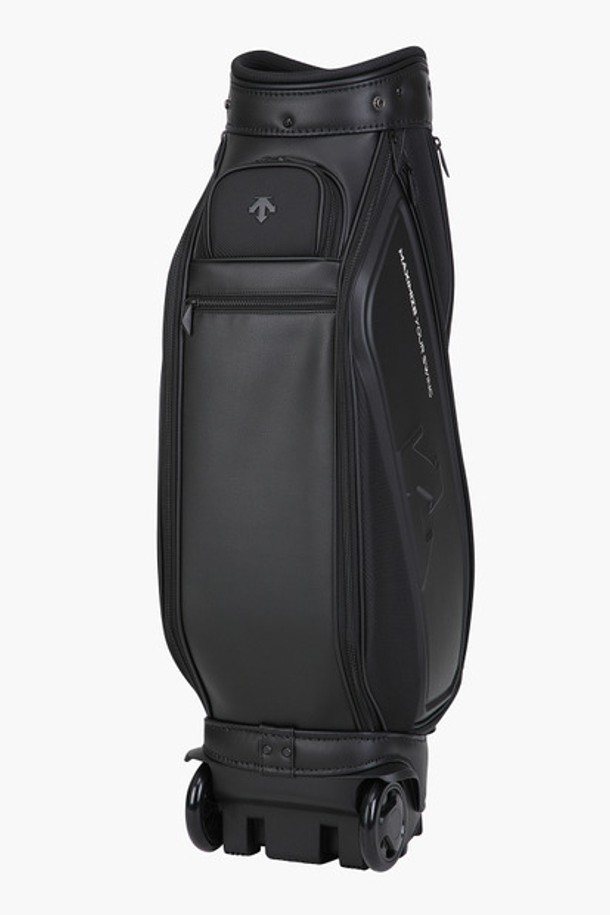 남성 골프룩에 어울리는 남성 몰드 휠 캐디백 (DP32MFCB91)입니다. 블랙 컬러의 폴리우레탄과 폴리에스터 소재로 제작되어 고급스러운 외관을 자랑합니다. 9인치 사이즈에 몰드형 스피릿 로고와 양각 몰드 디자인으로 시크하면서도 클래식한 느낌을 줍니다. 휠 기능으로 이동이 편리하며 오염 관리가 용이합니다. 미니멀한 디자인으로 어떤 골프룩에도 잘 어울립니다.
