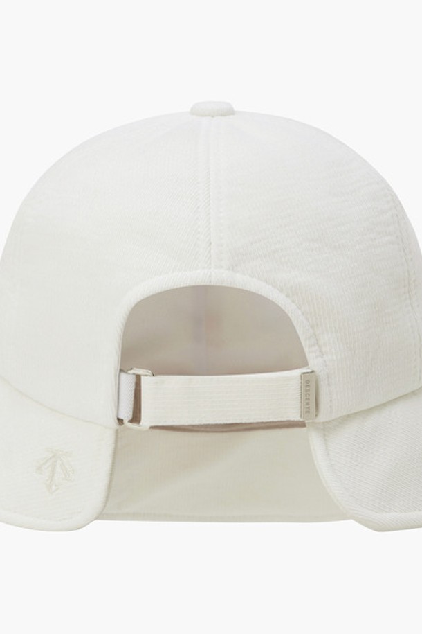 여성 라운드 버킷햇 (DP32WFCP92)은 캐주얼, 미니멀, 클래식 스타일을 추구하는 여성들을 위한 모자입니다. 일상과 골프룩에 모두 활용 가능한 디자인으로, 봄, 여름 시즌에 착용하기 좋습니다. 면, 레이온, 폴리에스터, 아크릴, 폴리우레탄 등 다양한 소재를 사용하여 제작되었으며, 챙 넓이는 7cm입니다. 라운드 쉐입과 레터 로고 자수 디테일이 특징이며, 머리를 묶은 상태에서도 편안하게 착용할 수 있습니다. 사이즈 조절 기능으로 편안한 착용감을 제공합니다. BLKG, IVYG, KHAG 세 가지 색상으로 만나보세요.
