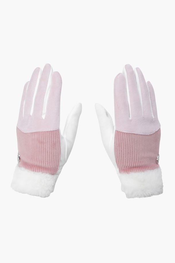 여성 퍼 방한 양손 장갑 (DP42WFGLO2)은 겨울철 추위를 막아줄 따뜻하고 스타일리시한 여성 장갑입니다. 부드러운 촉감의 플리스, 폴리에스터, 폴리우레탄, 면, 합성가죽 등 다양한 소재로 제작되어 보온성을 높였습니다. 손목 부분의 퍼 디테일이 돋보이며, 손바닥에는 미끄럼 방지를 위한 극세사 패턴 처리가 되어 있어 실용적입니다. 클래식, 캐주얼, 미니멀 스타일의 겨울 데일리룩, 산책룩, 데이트룩에 모두 잘 어울립니다. 추운 계절, 당신의 손을 따뜻하게 보호해 줄 뿐만 아니라 스타일까지 살려주는 필수 아이템입니다.
