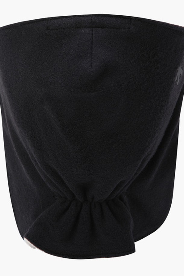 추운 겨울, 따뜻함과 스타일을 동시에 잡을 수 있는 여성 페이스 마스크 (DP42WFWMO1)입니다. 부드러운 플리스, 폴리에스터, 폴리우레탄 소재로 제작되어 뛰어난 보온성을 제공하며, 부드러운 촉감으로 편안한 착용감을 선사합니다. BLKG, IVYG 두 가지 색상으로 출시되어, 캐주얼 및 미니멀 스타일의 겨울 데일리룩에 잘 어울립니다. 귀 부분 토퍼와 내장 와이어, 개인 맞춤 조절 기능으로 더욱 실용적이며 편안하게 사용할 수 있습니다. 추운 날씨에도 얼굴을 따뜻하게 보호하며, 보온과 스타일을 모두 만족시키는 필수 아이템입니다.
