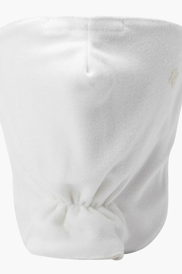 여성 페이스 마스크 (DP42WFWMO1)는 부드러운 플리스 소재로 제작되어 뛰어난 보온성을 제공하는 겨울철 필수 아이템입니다. 무지 디자인으로 캐주얼, 미니멀, 스포티 등 다양한 스타일 연출에 용이하며, 일상, 산책, 집콕 등 TPO에 맞춰 활용할 수 있습니다. 귀 부분 토퍼와 내장 와이어 디테일이 디자인의 포인트를 더하며, 사이즈 조절 기능으로 편안한 착용감을 선사합니다. 가로 22cm, 세로 16cm의 FR 사이즈로, BLKG, IVYG 두 가지 컬러 옵션을 제공합니다.
