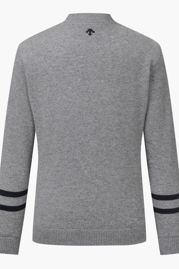 남성 캐시 혼방 하프넥 방풍 스웨터 (DP42MFKPO6)는 가을, 겨울 시즌 골프룩 및 데일리룩에 적합한 남성용 스웨터입니다. 모, 캐시미어, 나일론 혼방 소재로 제작되어 부드러운 촉감과 두꺼운 두께감으로 보온성을 높였습니다. 하프넥 디자인과 레귤러핏으로 클래식하고 스포티한 스타일을 연출하며, 가슴 앞판 이니셜 포인트와 양쪽 소매 스트라이프 포인트가 특징입니다. 방풍 기능으로 넥, 소매, 밑단 RIP 디테일을 더하여 활동성을 강조했습니다.
