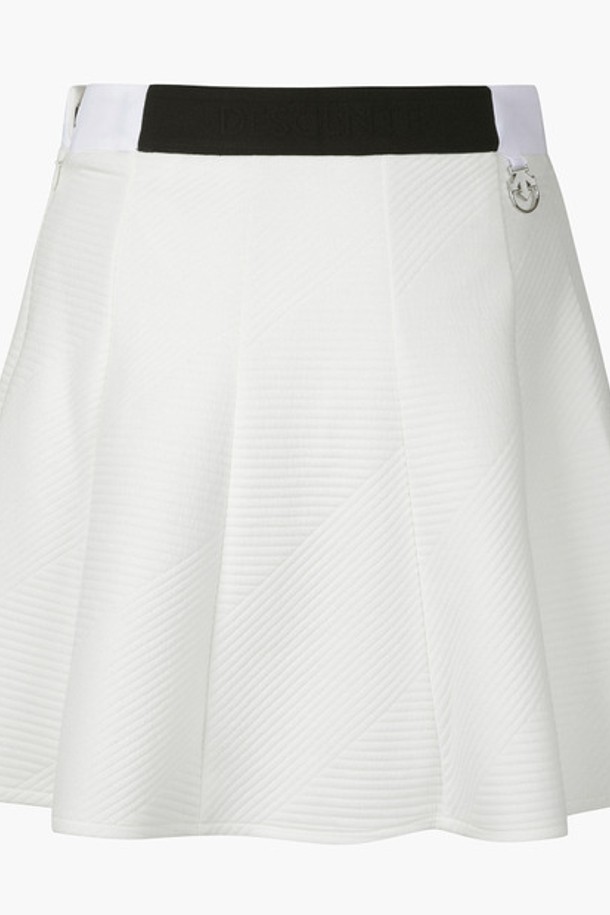 여성 플레어 핏 스커트 (DP32WFSK89)는 우아함과 스포티함을 동시에 갖춘 플레어 스커트입니다. 봄, 여름 시즌에 어울리는 디자인으로, BLKG, IVYG 두 가지 컬러로 출시되었습니다.  폴리에스터, 레이온, 폴리우레탄, 나일론 혼방 소재로 제작되어 부드러운 촉감을 선사합니다. 뒤 허리 밴딩 처리와 볼 포켓, 퍼리 뒤 고리 포인트 디테일이 특징이며, 골프 및 일상에서 스타일리시하게 연출할 수 있습니다. 미니멀하면서도 클래식한 무드를 연출하여 다양한 룩에 활용하기 좋습니다.
