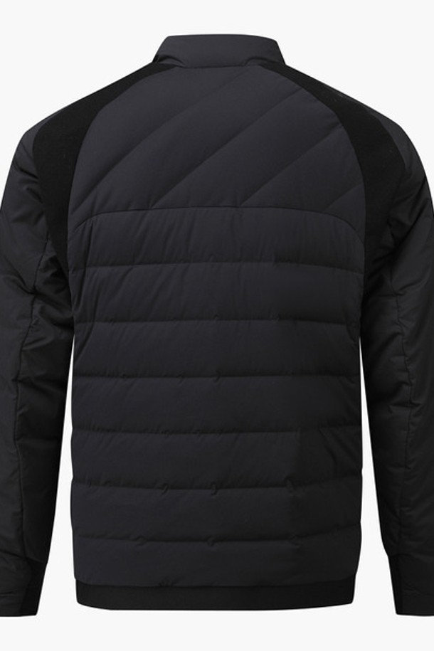 남성 얼티메이트 스윙 다운 (DP42MFDJO2)은 겨울철 골프룩과 데일리룩에 적합한 남성용 다운자켓입니다. 블랙, 네이비, 화이트 세 가지 색상으로 출시되었으며, 스포티하고 미니멀한 스타일을 연출합니다. 레귤러 핏에 두꺼운 두께감으로 보온성을 높였으며, 부드러운 촉감으로 편안한 착용감을 제공합니다. 견갑골과 암홀 부분 니트 배색, 가슴 사선 프린트, 튜브 다운 디테일이 특징입니다. 발수 기능과 긴 소매 기장으로 활동성을 더했습니다.
