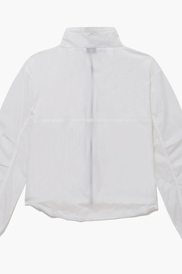 여성 썸머 루즈핏 포켓 바람막이 화이트(MQ222LJP51)는 여름 시즌에 시원하게 착용 가능한 여성 바람막이입니다. 나일론과 폴리우레탄 혼방 소재로 제작되어 가볍고 시원한 착용감을 제공하며, 신축성 있는 스트레치 기능으로 활동성을 높였습니다. 루즈핏 디자인과 크롭 기장으로 스포티하면서도 캐주얼한 스타일을 연출하며, 포켓 디테일이 실용성을 더합니다. 무지 디자인에 화이트 컬러로 어떤 옷에도 쉽게 매치할 수 있으며, 골프룩 또는 일상복으로 활용하기 좋습니다. 얇은 두께감과 통기성으로 쾌적함을 유지하며, 체형 보정 효과도 기대할 수 있습니다.
