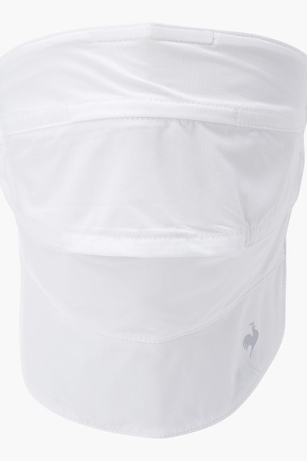 여성 냉감 주름 마스크 (GP222LSA45)는 여름철 골프 및 일상 활동에 적합한 마스크입니다. 나일론, 폴리에스터, 폴리우레탄 혼방 소재로 제작되어 냉감 기능과 흡습, 속건 기능을 제공합니다. 피부 톤을 살려주는 SKIN, WHITE 두 가지 색상으로 출시되었으며, 주름 디자인과 절개 라인으로 세련된 외관을 자랑합니다. 프리사이즈로 신축성이 뛰어나 편안한 착용감을 선사하며, 귀걸이 스트랩과 길이 조절 기능으로 얼굴에 맞게 조절 가능합니다. 코와 입 부분 절개로 통기성을 높여 쾌적하게 사용할 수 있습니다.
