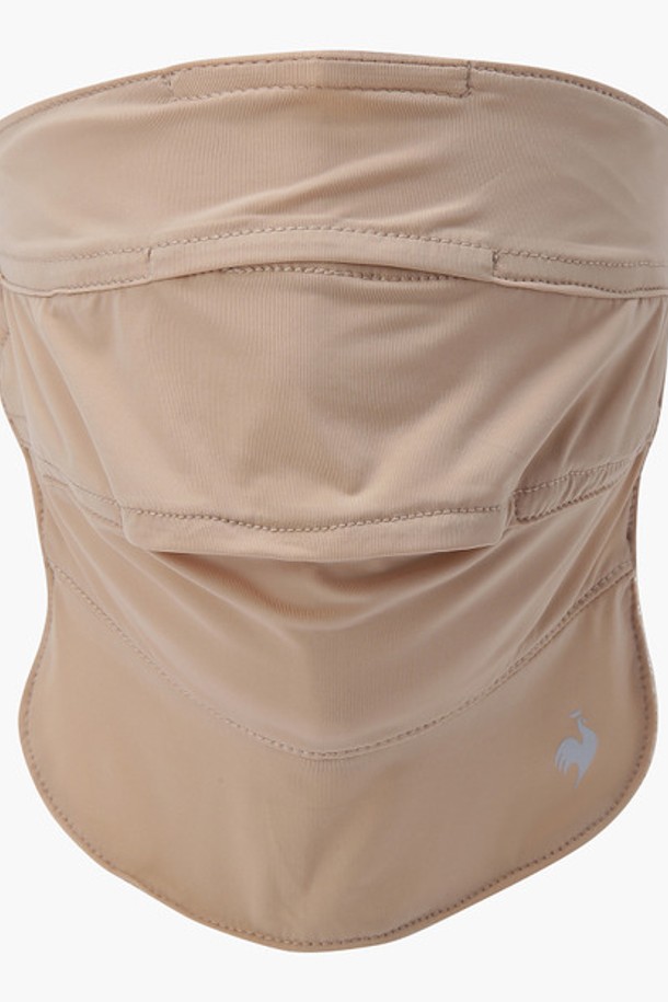 여성 냉감 주름 마스크 (GP222LSA45)는 여름철 골프 및 일상생활에서 시원하게 착용할 수 있는 마스크입니다. 나일론, 폴리에스터, 폴리우레탄 혼방 소재로 제작되어 부드러운 촉감과 뛰어난 흡습, 속건 기능을 제공합니다. 얇은 두께감과 주름 디자인으로 통기성을 높였으며, 얼굴 밀착 방지 디자인과 귀걸이 조절 기능으로 편안한 착용감을 선사합니다. 스킨(SKIN) 및 화이트(WHITE) 두 가지 색상으로 출시되었으며, 프리(FREE) 사이즈로 누구나 착용 가능합니다.
