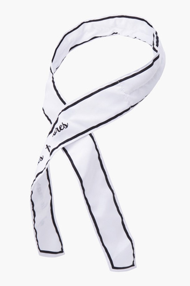 여성 레터링 냉감 스카프 (GP222LSA41)는 여름철 골프 및 스포츠 활동에 적합한 여성용 스카프입니다. 시원한 냉감 기능을 제공하며, 땀을 빠르게 흡수하고 건조시키는 속건 기능으로 쾌적함을 유지합니다. 가볍고 구김이 적은 폴리에스터 소재로 제작되어 내구성이 뛰어나며, 물에 적셔 사용하면 냉매 효과가 더욱 오래 지속됩니다. 레터링 및 로고 패턴 디자인으로, 개성 있는 스타일을 연출할 수 있습니다. 색상은 LBGE, WHTE 두 가지로 출시되었습니다.
