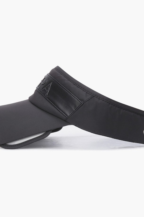 남성 슬라이드챙 썬바이저 (GP221MSV41)는 골프, 일상, 아웃도어 활동에 적합한 남성용 썬바이저입니다. 블랙과 화이트 두 가지 색상으로 출시되었으며, 폴리에스터 소재로 제작되어 부드러운 촉감을 선사합니다. 챙 넓이 8cm의 무지 디자인으로, 슬라이드 디테일과 루프 레터 로고가 특징입니다. 자외선(UV) 차단 기능과 사이즈 조절 기능이 있어, 미니멀, 캐주얼, 스포티한 스타일을 연출하기 좋습니다. 봄, 여름 시즌 골프룩 또는 휴가룩에 활용하기 좋은 아이템입니다.
