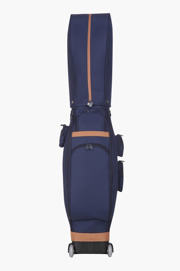 여성 데님라이크 캐디백(GP122LCB11)은 골프룩에 어울리는 클래식, 미니멀, 스포티 스타일의 라지 사이즈 골프백입니다. 네이비 컬러에 로고 패턴과 로고 자수, 스트랩 디자인으로 포인트를 주었으며, 5단 클럽 분리 시스템, 사이드 수납공간, 다수 수납 포켓, 트롤리 디자인 등 실용적인 기능을 갖춘 제품입니다. 나일론, 폴리에스터, 합성가죽 소재로 제작되었으며, 가방 잠금 방식은 지퍼형입니다. 35cm x 124.5cm x 20.5cm 크기에 무게는 4.03kg이며, 이동식 바퀴, 접이식, 탈부착 기능으로 편리함을 더했습니다. 이름표는 탈부착 가능하며, 액세서리 고리가 있어 골프 용품을 효율적으로 수납할 수 있습니다.
