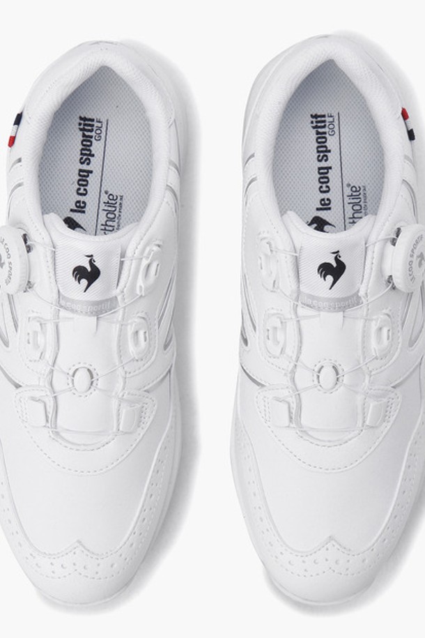 파워본(POWER BORNE) (GP124USH21) 골프화는 화이트와 핑크 두 가지 색상으로 출시되었으며, 공용으로 착용 가능합니다. 합성피혁과 폴리에스터 소재를 사용하여 제작되었으며, 굽 높이는 3cm입니다. 다이얼 방식으로 신발 끈을 조절하며, Y-MOTION 어퍼를 적용하여 안정적인 착용감을 제공합니다. 클래식한 디자인과 골프클럽 형상의 로고, 7개의 스파이크, 그리고 방수, 미끄럼 방지 기능을 갖춰 골프룩에 잘 어울리는 스포티하고 클래식한 스타일을 연출합니다.
