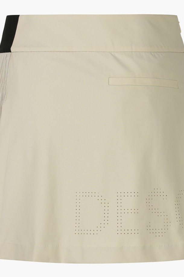 여성 매쉬믹스 플리츠 스커트 (DP22WFSK63)는 시원한 여름 시즌, 스포티한 골프룩을 연출하기에 적합한 미니스커트입니다. 라이트 베이지와 블랙 두 가지 색상으로 출시되었으며, 통기성과 흡습 기능이 뛰어난 나일론, 폴리에스터, 폴리우레탄 혼방 소재로 제작되었습니다. 플리츠 랩 디자인에 매쉬 소재를 믹스하여 활동성을 높였으며, 로고 타공 디테일로 포인트를 더했습니다. 미니멀한 스타일을 선호하는 여성 골퍼에게 세련된 라운딩룩을 완성해 줄 아이템입니다.
