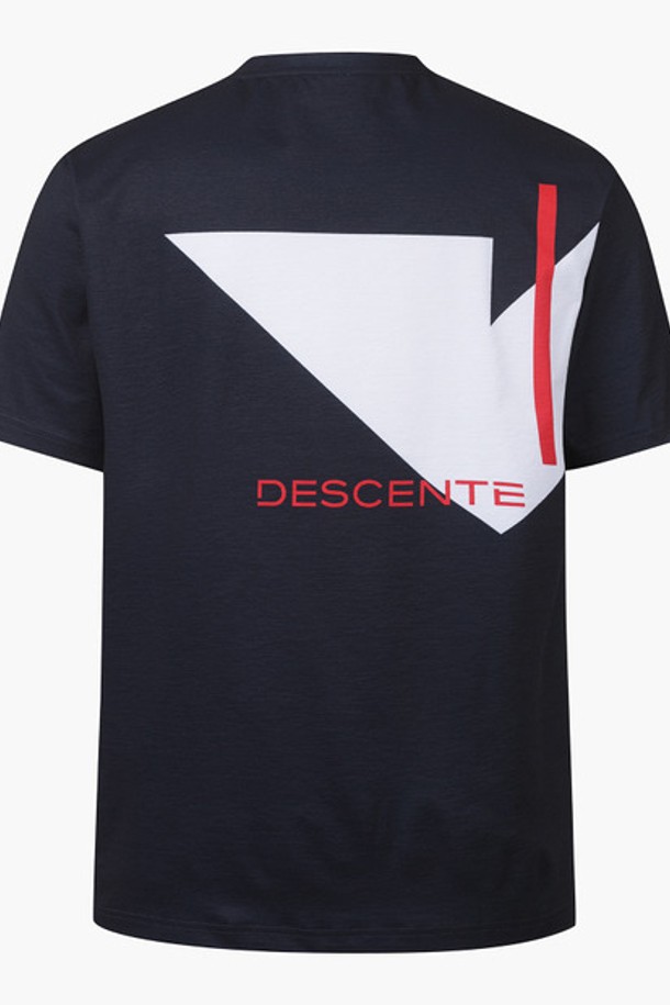 네이비와 화이트 두 가지 색상으로 출시된 남성용 반팔 티셔츠입니다. 등판에 기하학 패턴 프린트가 돋보이는 스포티한 스타일의 레귤러핏 티셔츠로, 여름철 골프 및 일상생활에서 활용하기 좋습니다. 폴리에스터 소재로 제작되어 가볍고 흡습 기능이 있으며, 부드러운 촉감을 제공합니다. 라운드넥과 반소매 디자인으로 편안하게 착용할 수 있습니다.
