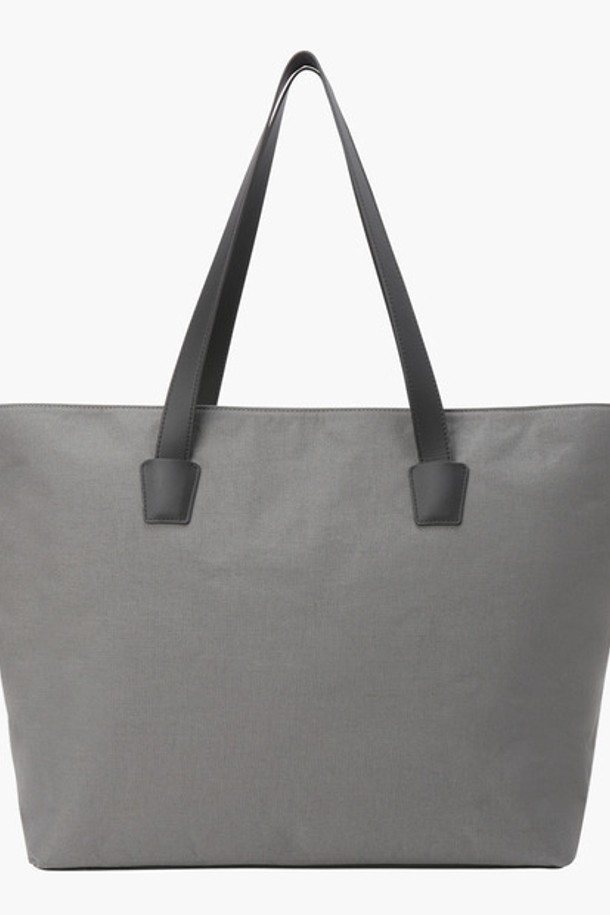 [ALUMINUM 시리즈] 여성 토트백(DP11WFBG32)은 나일론과 합성피혁 소재를 사용하여 제작된 라지 사이즈 토트백입니다. 알루미늄 본딩 처리로 독특한 주름 질감을 살린 것이 특징이며, 무지 디자인에 로고 장식이 더해져 심플하면서도 세련된 분위기를 연출합니다. 가방의 모양은 사각형이며, 가로 55.5cm, 세로 36cm, 폭 20cm의 넉넉한 수납 공간을 제공하여 일상생활에서 유용하게 사용할 수 있습니다. 미니멀, 클래식, 캐주얼 스타일에 모두 잘 어울리며, 데상트코리아에서 제조했습니다. 무게는 785g입니다.
