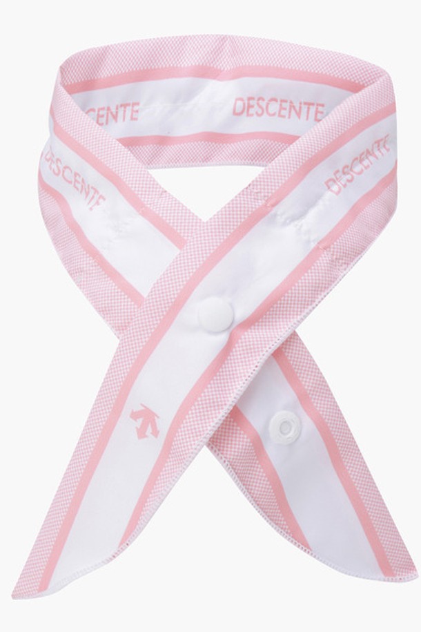 여성 냉감 멀티 스카프 (DP22WFCM42)는 시원한 여름을 위한 필수 아이템입니다. 물에 적시면 냉감 효과를 느낄 수 있으며, 골프룩, 휴가룩, 리조트룩 등 다양한 TPO에 활용 가능합니다. 캐주얼, 스포티, 리조트 스타일 연출에 적합하며, 세련된 레터링 디자인이 돋보입니다. 스냅 버튼으로 간편하게 고정할 수 있으며, 총길이 78cm, 폭 5.5cm의 FR 사이즈로 제작되었습니다. 폴리에스터 소재로 제작되어 가볍고 시원하며, 여름철 야외 활동 시 쾌적함을 선사합니다.
