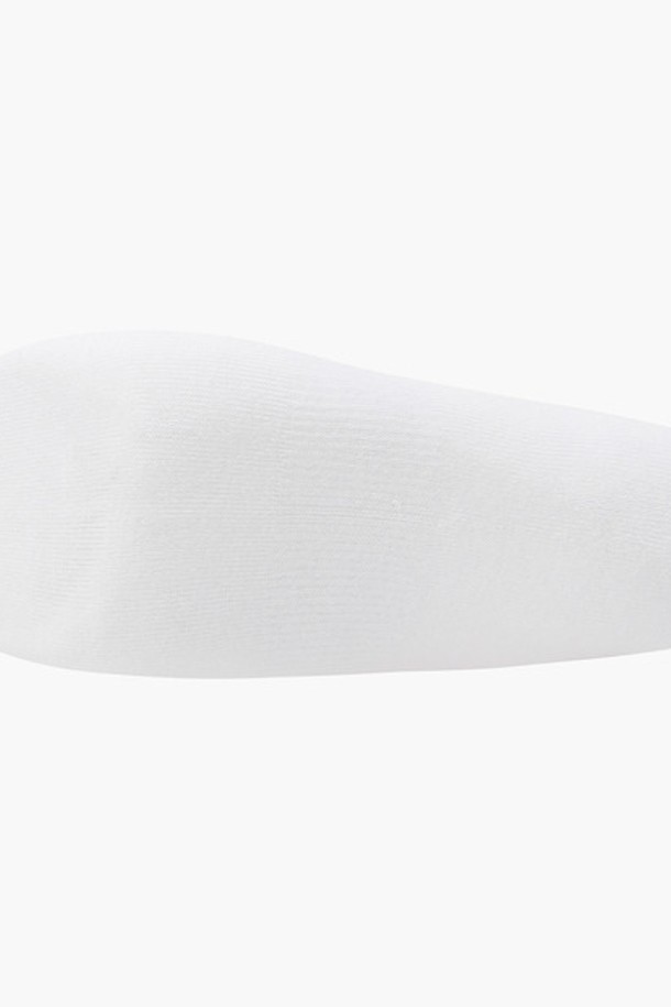 여성 시스루 포인트 삭스 (DP22WFSO41)는 골프룩, 캐주얼, 미니멀, 스포티 스타일을 위한 양말입니다. BLKG, BWTG 두 가지 색상으로 출시되었으며, 사계절 내내 활용 가능합니다. 부분적으로 시스루 모노사를 사용하여 은은한 포인트를 더했으며, 흡습 기능의 아쿠아엑스 소재를 사용하여 쾌적한 착용감을 제공합니다. 데일리 착용이 가능한 디자인으로, 다양한 스타일 연출에 활용할 수 있습니다. 나일론, 폴리에스터, 면, 폴리우레탄 혼방 소재로 제작되었습니다.
