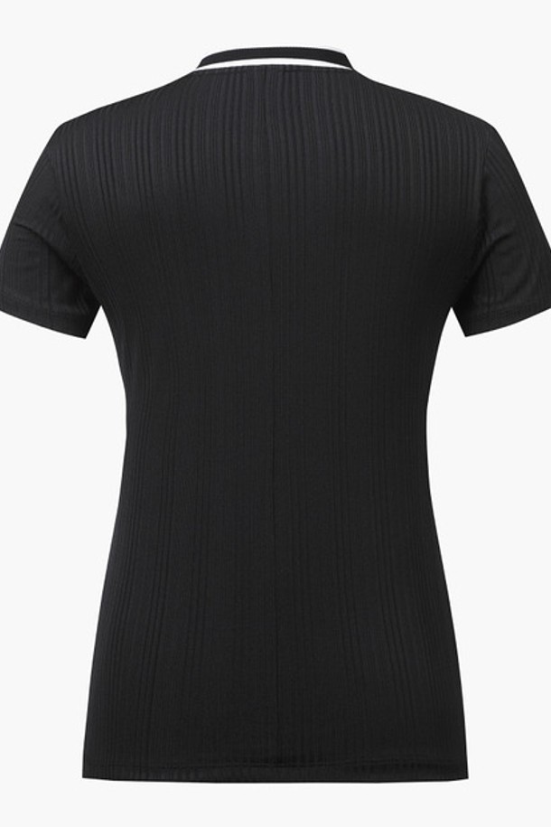 여성 골지 하이넥 반팔티셔츠 (DP22WFTS61)는 여름 시즌 골프룩을 위한 여성용 반팔 티셔츠입니다. 폴리에스터와 폴리우레탄 혼방 소재로 제작되어 흡습 및 냉감 기능을 제공하며, 얇은 두께감으로 시원하게 착용 가능합니다. 미니멀하고 스포티한 스타일의 레귤러핏 디자인으로, 절개 없는 하이넥 라인이 고급스러운 무드를 연출합니다. 블랙, 화이트, 레드의 세 가지 색상으로 출시되어 다양한 골프 코디에 활용하기 좋습니다. 골지 디테일이 돋보이는 이 티셔츠는 레귤러 기장의 반소매 디자인으로 편안한 착용감을 선사합니다.
