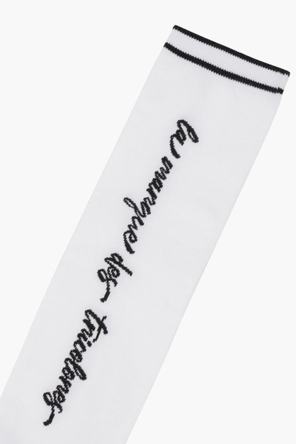 여성 로고 자카드 니삭스 (GP122LKS11)는 면, 나일론, 폴리에스터, 폴리우레탄 혼방 소재로 제작되어 부드러운 촉감과 뛰어난 신축성을 제공합니다. 무릎 아래까지 오는 니하이 기장으로, 로고와 자카드, 스트라이프 패턴의 세련된 디자인에 레터링 장식이 더해져 일상 및 골프 활동 시에도 멋스럽게 연출할 수 있습니다. 장시간 착용에도 편안함을 유지하여 활동성을 높여주는 여성 니삭스입니다.
