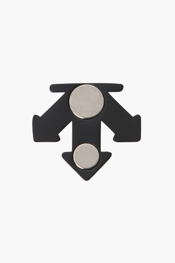 골프 마커 세트 (볼마커) (DP41WFETO1)는 골프룩에 적합하며, 클래식하고 미니멀한 스타일을 추구하는 분들께 어울립니다. BK00 컬러의 볼마커 3개로 구성되었으며, 주요 소재는 아연 합금과 철입니다. 가로 5cm, 세로 2cm 사이즈로, 2024년 7월에 출시되었습니다. 오염, 수분, 땀에 장시간 노출 시 변색 또는 형태 변형이 발생할 수 있으므로 주의하여 관리해야 합니다.
