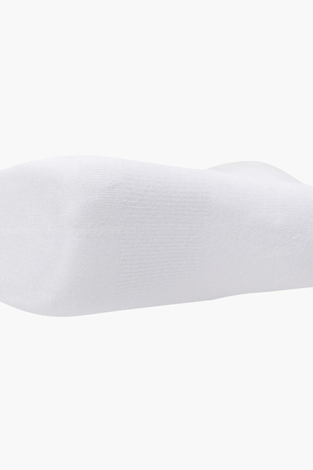 여성 골프룩에 어울리는 1+1 세트 쿼터 삭스입니다. 화이트와 블랙 두 가지 색상으로 구성되어 있으며, 발목 뒷부분에 배색 포인트를 주어 디자인 포인트를 더했습니다. 면, 나일론, 폴리에스터, 폴리우레탄 혼방 소재로 제작되어 사계절 내내 착용 가능하며, 발길이 23~25cm, 발목길이 13cm입니다. 미니멀, 클래식, 스포티한 스타일을 추구하는 여성 골퍼에게 적합한 아이템입니다. 무지 디자인으로 어떤 골프 의상에도 잘 어울립니다.
