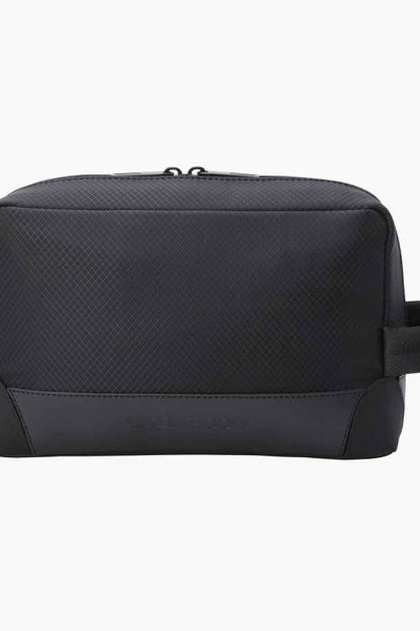 남성 나일론 경량 파우치 (DP32MFBG81)는 캐주얼 및 미니멀 스타일을 추구하는 남성을 위한 파우치입니다. 격자 무늬 디자인에 BLKG, DBEG 두 가지 색상으로 제공되며, 나일론, 폴리에스터, 폴리우레탄 혼방 소재로 제작되어 가볍고 튼튼합니다. 내부 포켓과 티꽂이 수납이 가능하며, 바닥 모서리 하드 원단 처리로 내구성을 높였습니다. 지퍼형 잠금 방식과 사각형 디자인으로 안정적인 수납이 가능하며, 골프룩에 잘 어울립니다. 가로 27cm, 세로 16cm, 폭 9.5cm, 중량 313g의 미디엄 사이즈로, 일상 및 골프 활동에 유용하게 활용할 수 있습니다.
