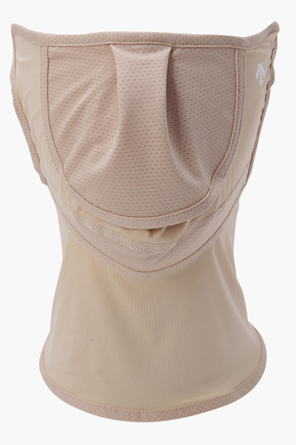 여성 냉감 페이스 넥 마스크 (DP22WFCM49)는 부드러운 촉감의 나일론, 폴리에스터, 폴리우레탄 혼방 소재로 제작된 여성용 마스크입니다. BWTG, SKNG 두 가지 색상으로 출시되었으며, 얇고 통기성이 뛰어난 메쉬 소재를 사용하여 쾌적한 착용감을 제공합니다. 무지 디자인으로 캐주얼, 미니멀, 스포티 등 다양한 스타일 연출이 가능하며, 동네 마실룩, 산책룩, 집콕룩에 적합합니다. 사이즈 조절이 가능하여 얼굴에 맞게 편안하게 착용할 수 있습니다. 냉감 기능을 갖춰 더운 날씨에도 시원하게 사용할 수 있는 실용적인 아이템입니다.
