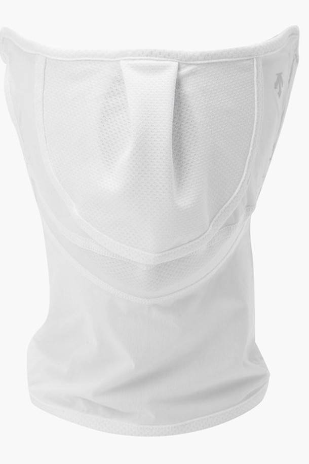 **여성 냉감 페이스 넥 마스크 (DP22WFCM49)**

여름철 야외 활동 시 쾌적함을 선사하는 여성 냉감 페이스 넥 마스크입니다. 부드러운 촉감의 나일론, 폴리에스터, 폴리우레탄 혼방 소재로 제작되었으며, 얇고 통기성이 뛰어난 메쉬 소재를 사용하여 시원함을 더했습니다. 사이즈 조절이 가능하여 얼굴에 맞게 편안하게 착용할 수 있으며, 무지 디자인으로 어떤 의상에도 잘 어울립니다. 동네 마실룩, 산책룩, 집콕룩 등 다양한 TPO에 매치하여 미니멀하고 캐주얼한 스타일을 연출해보세요. BWTG, SKNG 두 가지 색상으로 제공됩니다.
