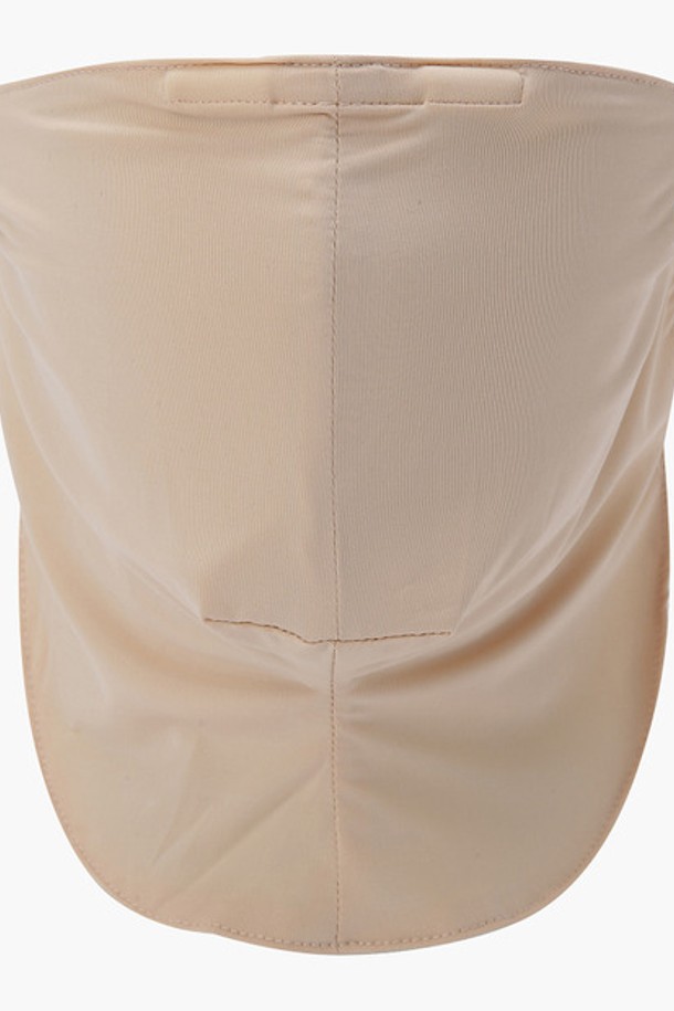 **여성 냉감 페이스 마스크 (DP22WFCM47)**는 시원한 착용감을 제공하는 골프룩 스타일의 여성 마스크입니다. 나일론, 폴리에스터, 폴리우레탄 소재로 제작되었으며, 부드러운 촉감과 가벼운 착용감을 선사합니다. 코 부분 와이어 내장과 귀 걸이 부분 스토퍼, 신축성 기능으로 편안한 착용감을 제공하며, SKNG, BWTG 두 가지 색상으로 출시되었습니다. 2024년 1월 한국에서 제조되었습니다.
