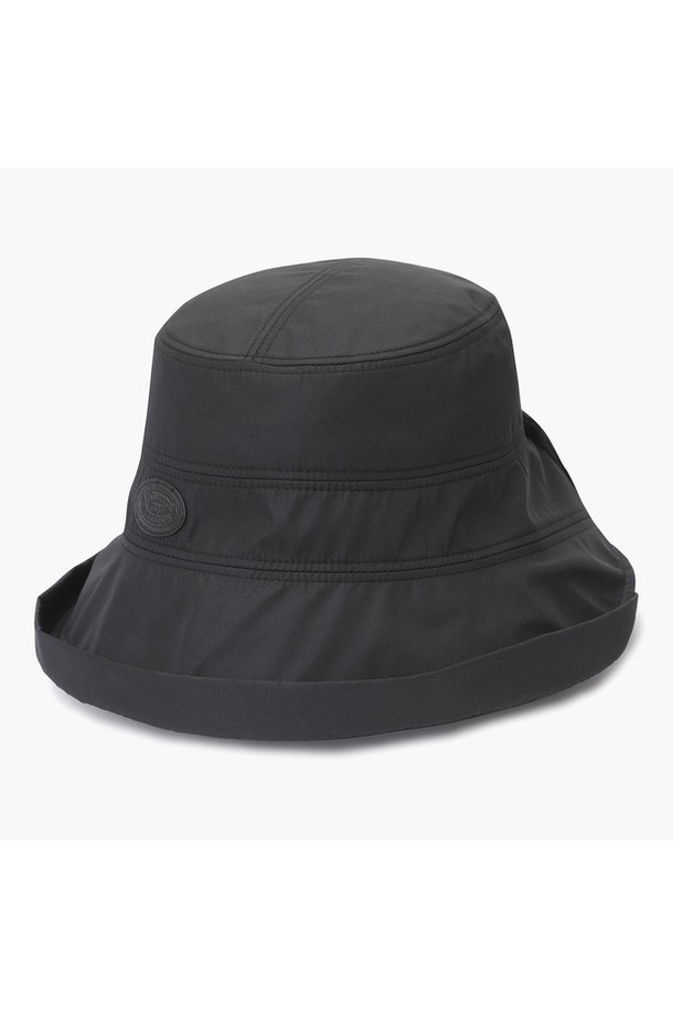 여성 딥 버킷햇 (GP122LCP12)은 봄, 여름 시즌에 골프 및 일상에서 활용하기 좋은 모자입니다. 챙 넓이 10cm로 자외선으로부터 효과적인 차단이 가능하며, 뒷면 리본 디테일이 여성스러운 포인트를 더합니다. 폴리에스터 소재로 제작되어 땀 흡수 밴드가 적용되었으며, 블랙과 핑크 두 가지 컬러로 출시되었습니다. 레터 로고 디자인이 캐주얼하면서도 걸리시한 스타일을 연출하며, 휴가룩, 여행룩에도 잘 어울립니다. 미니멀한 디자인으로 다양한 스타일에 매치하기 용이합니다.
