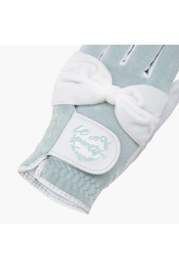 여성 골프룩에 어울리는 리본 플리스 장갑 (GP422LGLO1) 입니다. 손등은 부드러운 플리스 소재, 손바닥은 합성가죽으로 제작되어 따뜻함과 그립감을 동시에 제공합니다. 블랙, 화이트, 라이트그린 세 가지 색상으로 출시되었으며, 클래식하고 미니멀한 디자인에 리본 장식이 포인트로 더해져 여성스러운 분위기를 연출합니다. 겨울철 라운딩 시 따뜻하고 스타일리시하게 착용할 수 있으며, 19cm 사이즈로 제작되었습니다.
