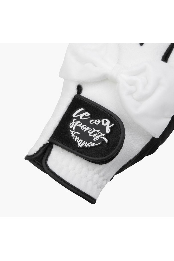 여성 리본 플리스 장갑 (GP422LGLO1)은 골프룩에 어울리는 클래식하고 미니멀한 디자인의 장갑입니다. 부드러운 촉감의 두꺼운 플리스 소재로 제작되어 겨울철에도 따뜻하게 착용할 수 있습니다. 손등은 면 80%, 폴리에스터 20%로, 손바닥은 합성가죽 100%로 구성되어 있습니다. 블랙, 화이트, 라이트 그린 세 가지 색상으로 출시되었으며, 리본 장식이 특징입니다. 골프 라운딩 시 스타일과 보온성을 동시에 잡을 수 있는 아이템입니다.
