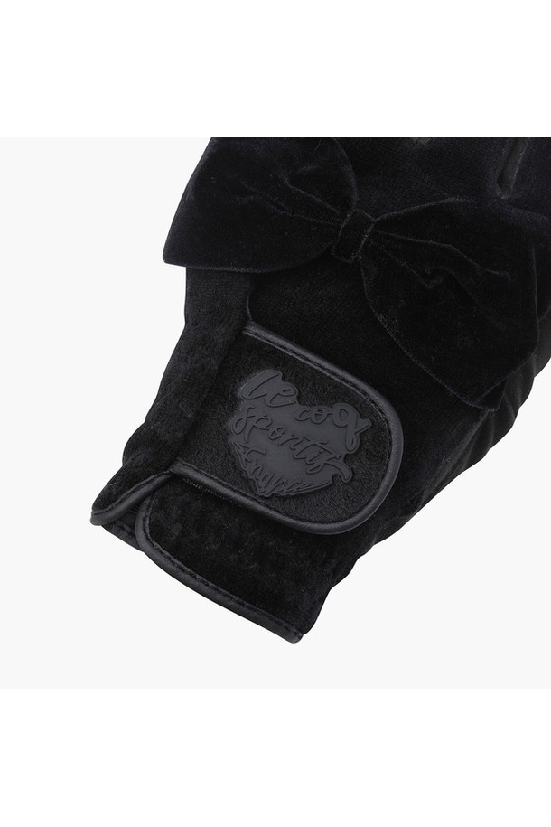 여성 리본 플리스 장갑 (GP422LGLO1)은 골프룩에 어울리는 클래식하고 미니멀한 디자인의 겨울용 장갑입니다. 부드러운 촉감의 플리스 소재와 면, 폴리에스터, 합성가죽을 사용하여 보온성을 높였습니다. 손등과 손바닥의 소재가 다르게 디자인되었으며, 19cm 사이즈로 제작되었습니다. 블랙, 화이트, 라이트그린 세 가지 색상으로 출시되었으며, 리본 장식이 여성스러운 분위기를 더합니다. 추운 겨울, 골프 라운딩 시 따뜻함과 스타일을 동시에 연출할 수 있는 아이템입니다.
