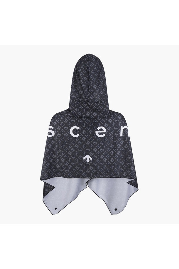 여름철 쾌적함을 선사하는 여성 어깨 커버 냉감 후드 (DP21WFCM61)입니다. 얇은 두께의 폴리에스테르 소재로 제작되어 시원한 착용감을 제공하며, 냉감 기능으로 더욱 쾌적하게 입을 수 있습니다. 어깨 커버 디자인과 자외선 차단 기능으로 태닝 걱정 없이 야외 활동을 즐길 수 있습니다. 스포티한 무드의 체크 패턴과 레귤러 핏으로 캐주얼한 스타일을 연출하며, 휴가룩과 여름 바캉스룩에 활용하기 좋습니다. 반소매 디자인으로 활동성을 높였으며, 숏 기장으로 경쾌한 느낌을 더했습니다.
