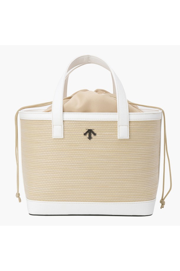 여성 썸머 카트백 (DP21WFBG42)은 여름 시즌 골프 라운딩을 위한 필수 아이템입니다. 미디엄 사이즈의 사각 형태 가방으로, 폴리프로필렌과 폴리에스테르 소재를 사용하여 가볍고 내구성이 뛰어납니다. 화이트 컬러 바탕에 로고 패턴이 돋보이며, 지퍼형 잠금 방식으로 내용물을 안전하게 보관할 수 있습니다. 스포티하면서도 미니멀한 디자인으로 골프룩, 여름 바캉스룩, 휴가룩 등 다양한 TPO에 활용 가능합니다. 손잡이가 있어 편리하게 들고 다닐 수 있습니다.
