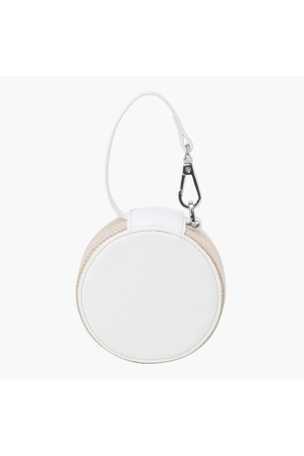 여성 라운드형 악세서리 홀더 (DP21WFET42)는 미니멀하고 캐주얼한 스타일의 여성용 악세서리 홀더입니다. 화이트 컬러의 라운드형 디자인으로, 폴리프로필렌과 폴리에스테르 소재로 제작되어 튼튼합니다. 걸이형으로 제작되어 공간 활용도가 높으며, 휴대하기 용이합니다. 일상생활에서 액세서리를 간편하게 보관하고 정리할 수 있도록 돕는 실용적인 제품입니다. 걸이용으로 디자인되어 다양한 장소에 걸어두고 사용할 수 있습니다.
