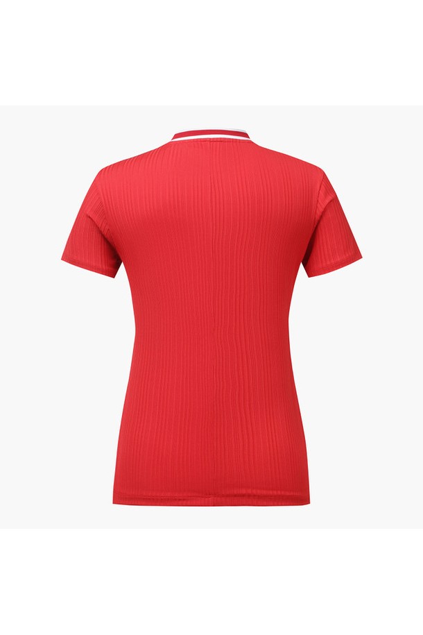 세련된 여성 골프룩을 위한 필수 아이템, 여성 골지 하이넥 반팔 티셔츠 (DP22WFTS61)입니다. 시원한 여름을 위한 얇은 두께감과 흡습, 냉감 기능으로 쾌적한 착용감을 선사합니다. 고급스러운 무드의 하이넥 디자인과 깔끔한 레귤러핏으로, 필드 위는 물론 일상에서도 스타일리시하게 연출할 수 있습니다. 폴리에스터와 폴리우레탄 혼방 소재의 골지 패턴이 은은한 포인트를 더하며, 절개 없는 반넥 디자인으로 편안함까지 놓치지 않았습니다. 베이직한 디자인으로 다양한 하의와 매치하여 클래식하고 미니멀한 스타일을 완성해보세요.
