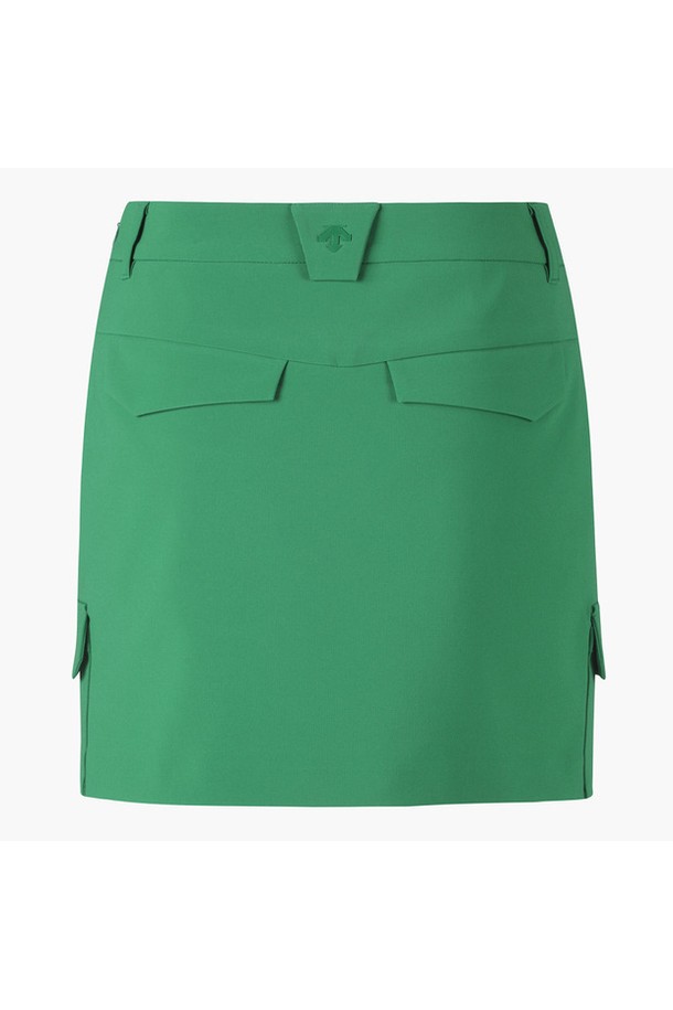 여성 카고 디테일 스커트 (DP12WFSK32)는 미니멀하고 스포티한 스타일을 추구하는 여성들을 위한 제품입니다. 골프 및 일상생활에서 모두 활용 가능한 디자인으로, 사계절 내내 착용할 수 있습니다. GRNG, LBGG 두 가지 색상으로 출시되었으며, 폴리에스터와 폴리우레탄 혼방 소재로 제작되어 신축성 있는 착용감을 제공합니다. 아웃포켓 디테일이 돋보이며, 무지 패턴으로 미니멀한 외관을 연출합니다. 카고 스커트 타입으로 활동성을 높였으며, 데일리룩과 골프룩 모두 활용하기 좋습니다.
