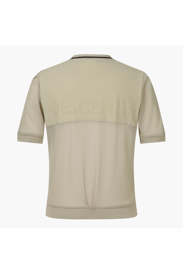 여성 매쉬믹스 반팔 티셔츠 (DP22WFNS65)는 여름철 골프 및 스포츠 활동에 적합한 스포티 스타일의 반팔 티셔츠입니다. 가볍고 통기성이 뛰어난 나일론, 폴리에스터, 폴리우레탄 혼방 소재를 사용하여 얇고 부드러운 착용감을 제공합니다. 등판 매쉬 디자인과 하이브리드 디자인으로 활동성을 높였으며, 라운드넥과 레귤러핏으로 편안한 핏을 연출합니다. 무지 패턴에 BLKG(블랙), LBGG(라임그린) 색상으로 출시되어 미니멀하면서도 캐주얼한 스타일을 완성합니다.
