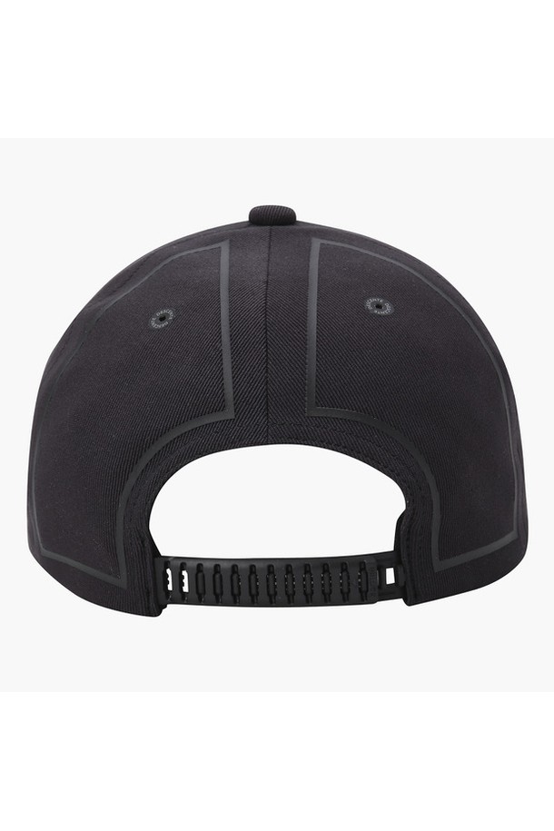 [g-arc Collection] 남여공용 볼캡 (DP21MFCP61)은 캐주얼, 미니멀 스타일을 추구하는 남녀 모두를 위한 모자입니다. 블랙 컬러의 무지 디자인으로, 어떤 옷에도 쉽게 매치하여 스타일리시하게 연출할 수 있습니다. 챙 넓이는 7cm이며, 골프룩을 포함한 일상생활에서 폭넓게 활용 가능합니다. g-arc 컬렉션의 로고 디자인이 돋보이는 여름 시즌 볼캡입니다.
