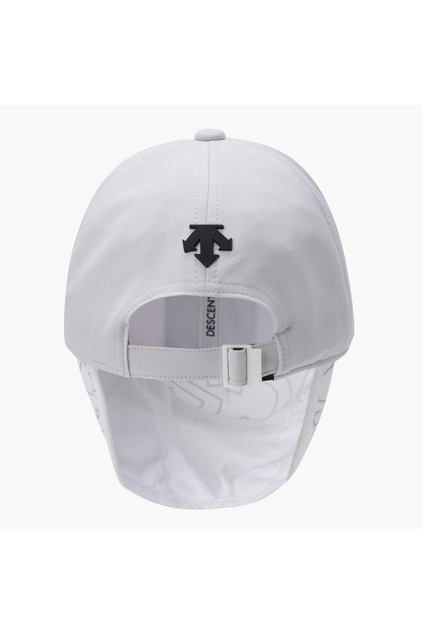 여성 썸머 쿨링캡 (DP21WFCP61)은 시원한 여름 라운딩을 위한 필수템입니다. 자외선 차단 기능과 냉감 소재를 사용하여 뜨거운 햇볕으로부터 피부를 보호해줍니다.  8cm의 챙 넓이로 햇빛을 효과적으로 가려주며, 깔끔한 무지 디자인과 화이트 컬러는 어떤 골프룩에도 잘 어울립니다.  마스크 결합형 디자인으로 실용성을 더했으며, 스포티하면서도 미니멀한 스타일을 연출할 수 있습니다.
