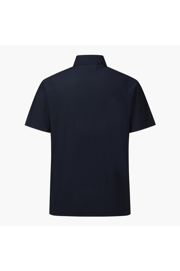 남성 펀칭 반팔 티셔츠 (DP22MFTS53)는 스포티한 스타일의 여름용 반팔 티셔츠입니다. 라이트그레이와 네이비 두 가지 색상으로 출시되었으며, 골프 및 스포츠 활동에 적합합니다. 전판 타공 소재와 AIRY SWING 기술을 적용하여 통기성을 높였으며, 폴리에스터와 폴리우레탄 혼방 소재로 제작되어 얇고 가벼운 착용감을 제공합니다. 레귤러핏 폴로넥 디자인에 가슴 부분의 배색 띠 디테일로 포인트를 주어 미니멀하면서도 캐주얼한 느낌을 연출합니다. 골프룩, 휴가룩 등 다양한 TPO에 활용 가능합니다.

