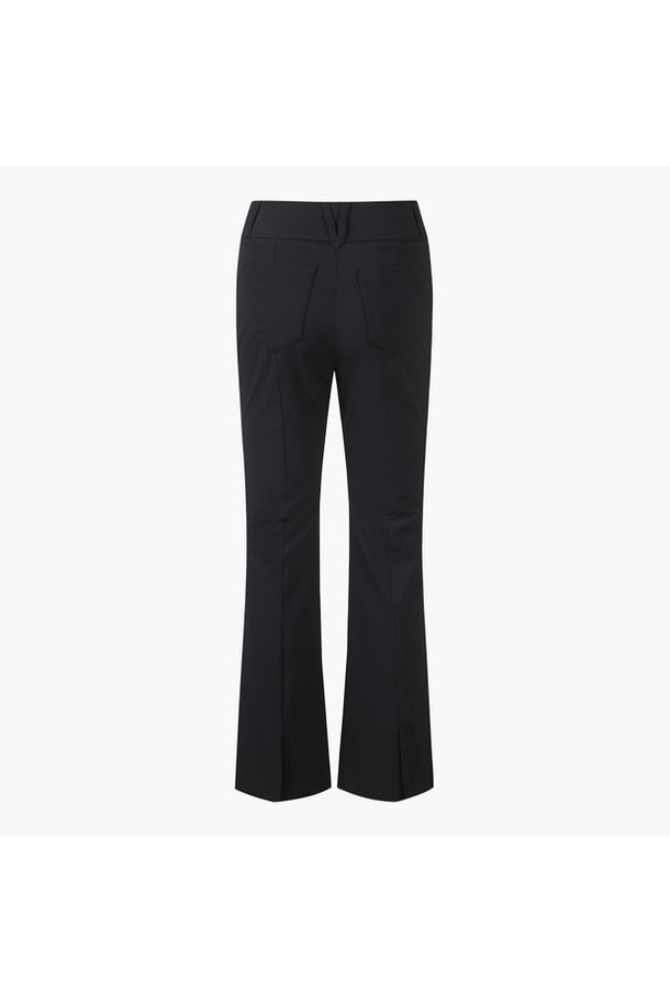 여성 냉감소재 부츠컷 팬츠 (DP22WFPT44)는 시원한 여름철 골프 및 일상 활동에 적합한 스포티 스타일의 긴바지입니다. 폴리에스터와 폴리우레탄 혼방의 냉감 소재를 사용하여 얇고 신축성 있는 착용감을 제공하며, 무지 디자인과 부츠컷 핏으로 다리가 길어 보이는 효과를 줍니다. 밑단 트임과 옆선 장식이 포인트이며, "골프룩"과 "미니멀" 스타일을 선호하는 여성에게 추천합니다. BLKG, BWTG, LBGG 세 가지 색상으로 출시되었습니다.
