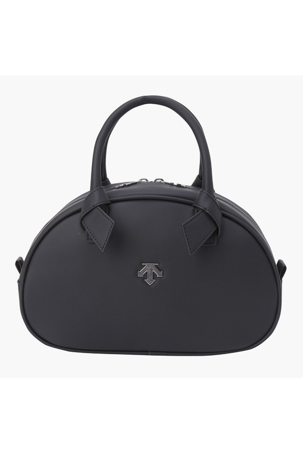 데상트(Descente) 여성 크리스탈 컬렉션 미니백 (DP21WFBG43)은 고급스러운 무드를 연출하는 골프룩 스타일의 미니 백입니다. 블랙 컬러의 합성피혁 소재로 제작되었으며, 반원 형태에 로고 패턴과 크리스탈 장식이 포인트로 더해졌습니다. 지퍼형 잠금 방식으로 내용물을 안전하게 보관할 수 있으며, 골프 활동 시 필요한 소지품을 간편하게 수납할 수 있습니다. 미니멀하면서도 클래식한 디자인으로 어떤 골프 의상에도 잘 어울립니다.
